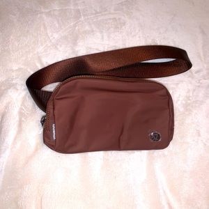 Everywhere belt bag JAVA. 1L size.